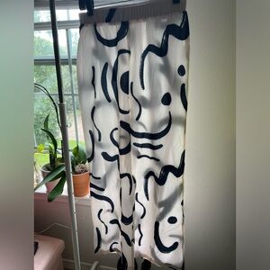 White/black Stretch Pants Size M